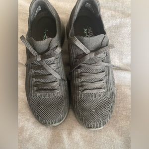 Skechers women’s black sneakers Sz 6